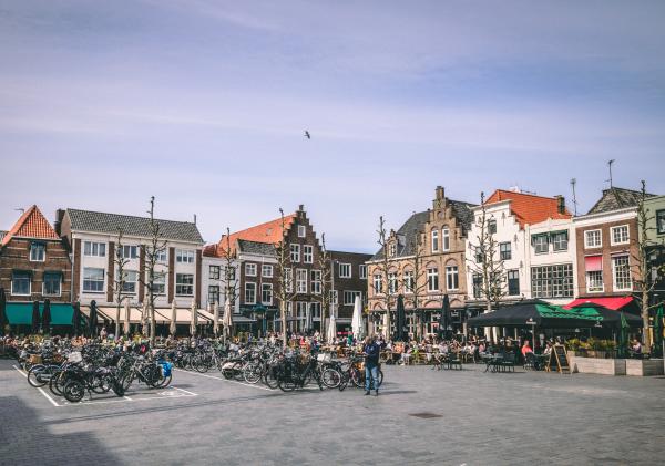 De Markt in Goes ligt middenin de historische stad. De terrassen bieden een mooi uitzicht voor het winkelend publiek.