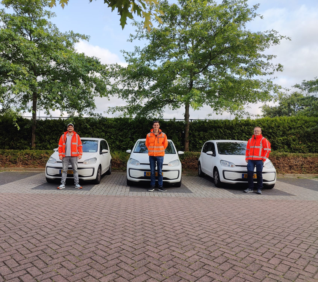 Medewerkers van IOSense zijn te herkennen aan hun oranje hesjes met logo. 