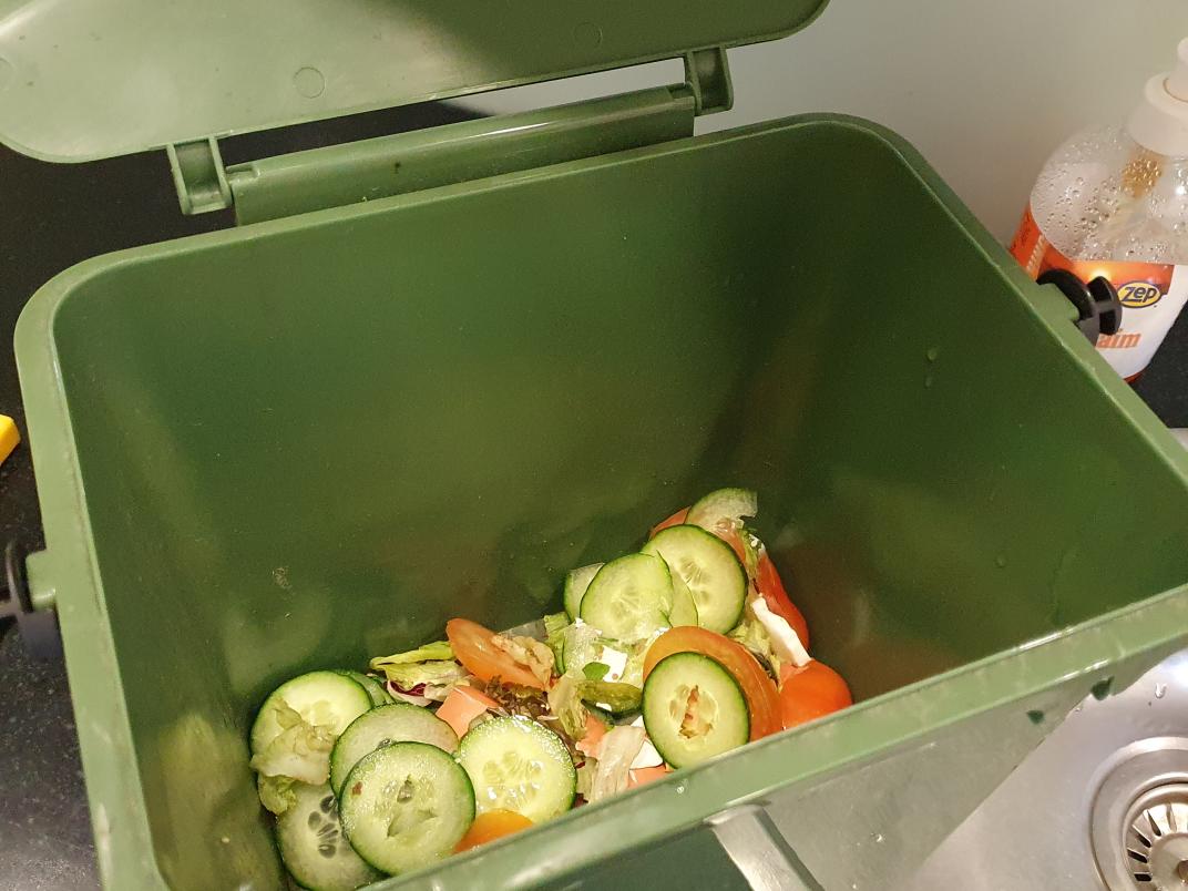 Een gft bakje helpt om beter afval te scheiden in de keuken.