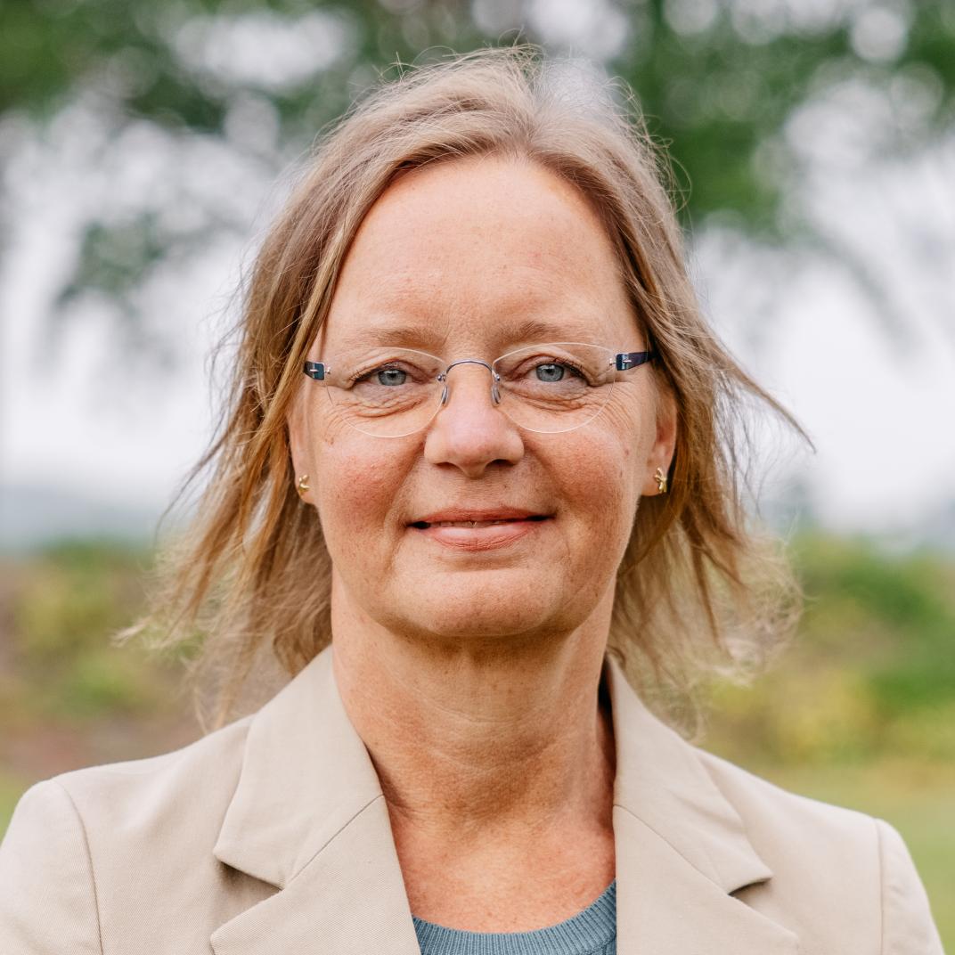 Vrouw met bril en beige jasje